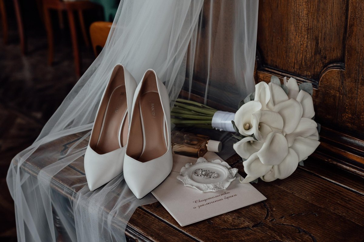 Courthouse wedding dress accessories