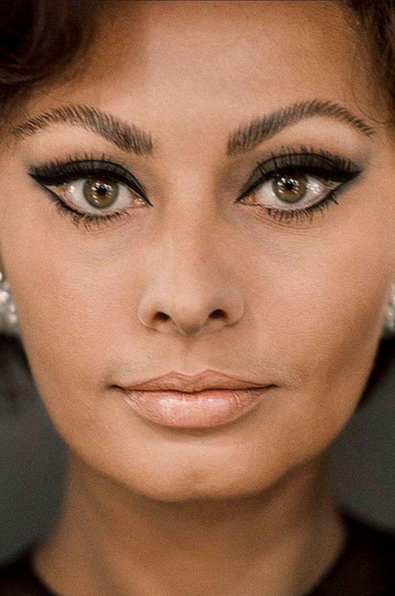 Vintage black eyeliner makeup