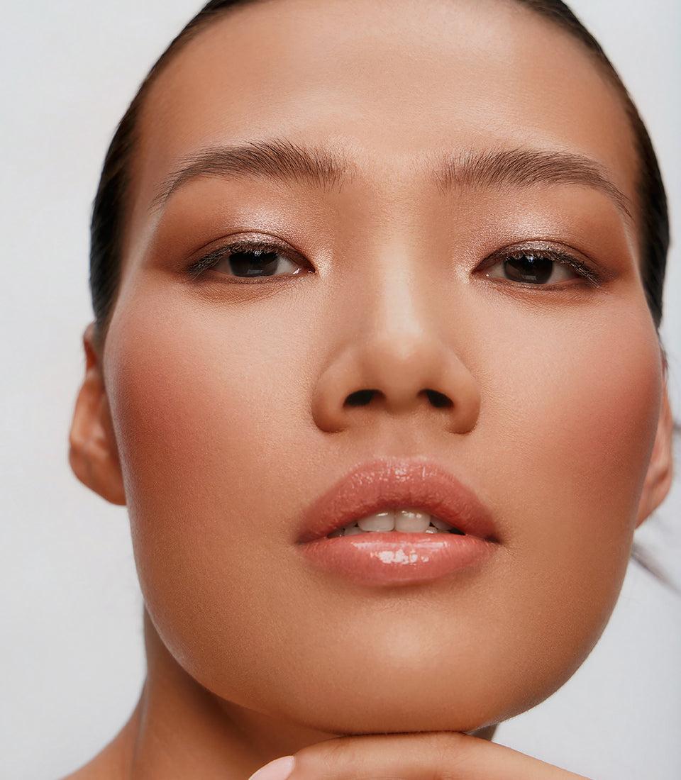 Glossy nude lips makeup look