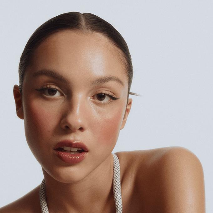 Minimal clean makeup aesthetic