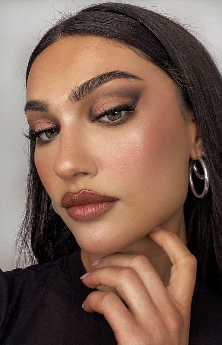 Monochromatic brown makeup