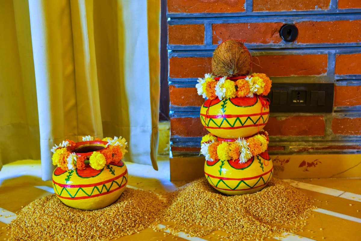 DIY clay pot haldi decoration