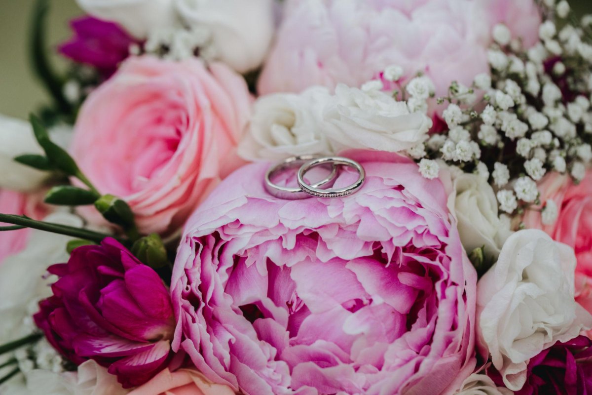 Wedding rings romantic details