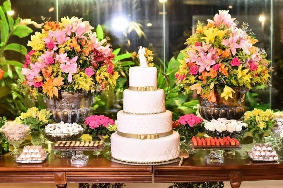 Wedding cake with fresh flowers